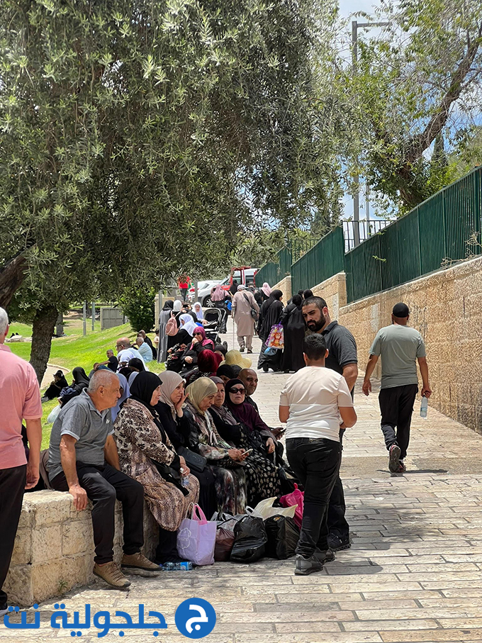 الشرطة الإسرائيلية تمنع الآلاف من دخول المسجد الأقصى وتدفعهم إلى خارج الأسوار